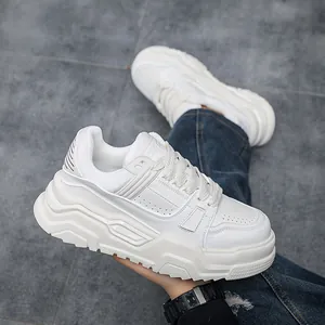 Dettaglio in primo piano di sneaker bianche chunky da uomo con spessa suola a strati