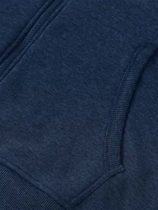 Detalle de la cremallera y el bolsillo acanalado de una sudadera con capucha azul marino