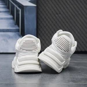 Vista posteriore di sneaker bianche chunky da uomo con dettaglio del tallone e suola spessa.