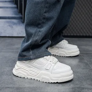 Vista laterale dettagliata di sneaker bianche chunky da uomo con suola platform spessa