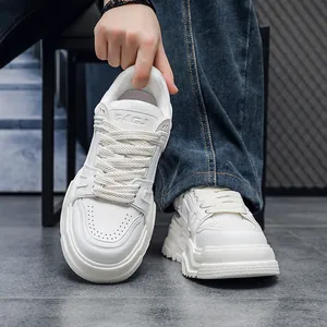 Sneaker bianche da uomo con suola spessa e design casual lifestyle
