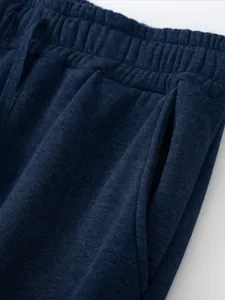 Detalle del pantalón de chándal de forro polar azul marino con cintura elástica y cordón