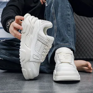 Dettaglio ravvicinato di eleganti sneaker bianche chunky da uomo con suola spessa a strati.