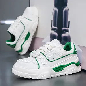 Vista dettagliata delle scarpe da ginnastica chunky bianche e verdi da uomo con suola spessa