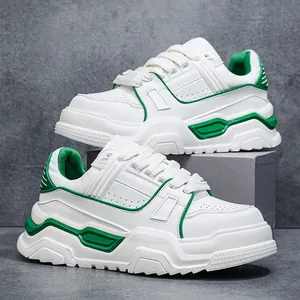 Primo piano di sneakers chunky bianche e verdi con suole spesse e lacci intrecciati