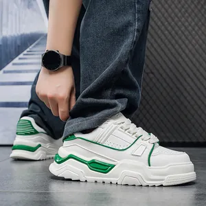 Vista dettagliata delle sneakers chunky da uomo bianche e verdi con suola spessa.