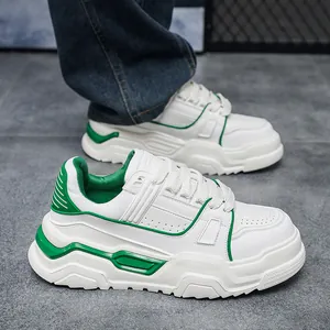 Vista laterale di sneakers chunky da uomo bianche e verdi con spesse suole a zeppa