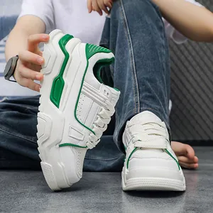 Vista dettagliata delle sneakers chunky da uomo bianche e verdi con suole spesse e design sport