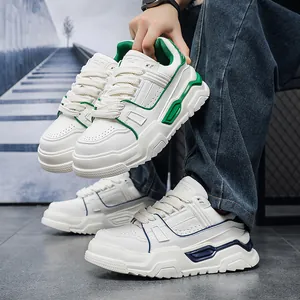 Dettaglio laterale di sneaker chunky da uomo bianche e verdi con suola spessa