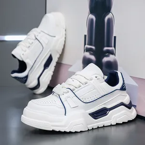 Dettaglio di sneaker chunky bianche e blu navy con spessa suola in gomma