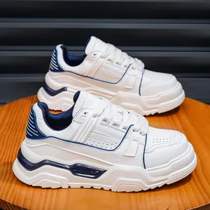Primo piano dettagliato di sneaker chunky bianche e blu su un tavolo di legno.