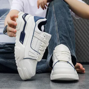 Vista macro dei dettagli delle sneaker bianche chunky da uomo con accenti blu trendy