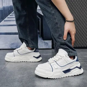 Sneaker da uomo bianche e blu, scarpe spesse in stile dad con jeans in denim