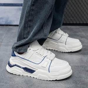 Vista laterale dettagliata delle chunky sneakers bianche da uomo con accenti blu