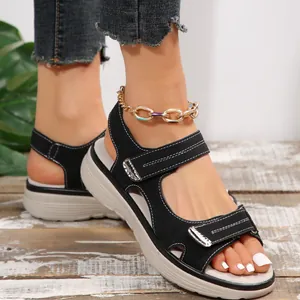 Schwarze Damen-Sandalen mit Plateausohle, Klettverschluss und weißen Kontrastnähten