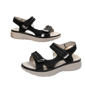 Damen Keilsandalen mit Plateau in Schwarz, weißen Nähten und Klettverschluss-Riemen