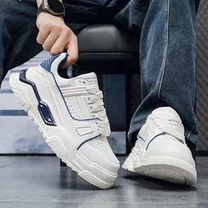 Sneaker chunky da uomo bianche con accenti blu e suole spesse alla moda lifestyle