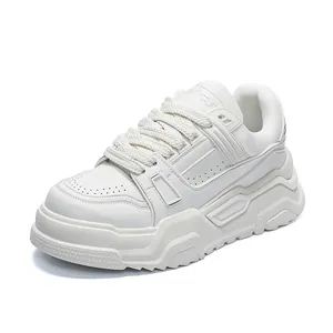 Sneakers bianche da uomo in stile Dad Shoes con suola spessa e lacci larghi