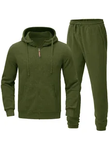 Detalle del tejido polar de un chándal verde oliva con cremallera para hombre