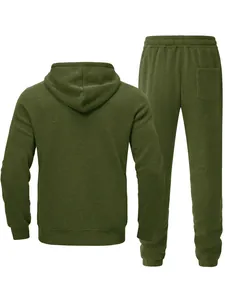 Vista trasera de chándal de felpa verde oliva para hombre con capucha y pantalones.