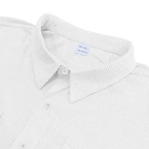 Dettaglio colletto camicia in velluto a coste bianco e etichetta XXL