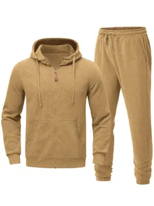 Detalle del conjunto completo de sudadera con capucha y cremallera con pantalón camel