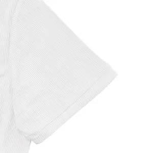 Primo piano della manica di una camicia di velluto a coste bianco con trama a coste