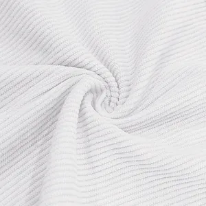 Vista macro ravvicinata della trama in velluto a coste bianco con sottili coste verticali