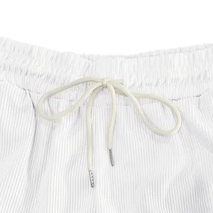 Dettaglio dell'elastico in vita dei pantaloncini in velluto a coste bianco con coulisse.
