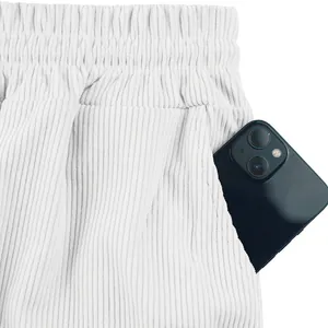 Dettaglio dei pantaloncini in velluto a coste bianchi da uomo con vita elastica.