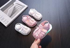 Süße rosa Babysandalen für Mädchen mit Hasenohren und leuchtenden Sohlen für den Sommer.