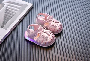 Detail von rosa Kleinkinder-Sandalen mit LED-Licht und süßen Hasenohr-Dekor