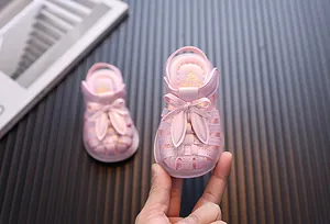 Detailansicht der rosa Sommer-Sandalen für Kleinkinder mit Schleife und Leuchtsohle