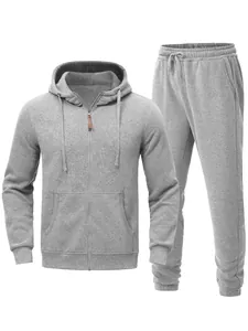 Conjunto de hombre con sudadera con capucha y cremallera y pantalón de chándal gris con forro.