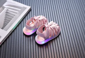Detailansicht der rosa Kleinkindersandalen mit Hasenohren und bunten LED-Leuchtsohlen
