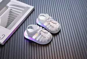 Detailansicht weißer Lauflernschuhe für Mädchen mit LED-Leuchtsohle und Hasenohren