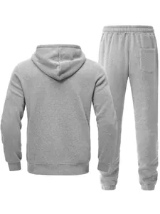 Vista trasera de conjunto de sudadera con capucha y joggers grises para hombre