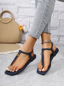 Vue détaillée de sandales en daim bleu marine avec un anneau doré élégant et chic