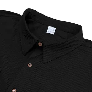 Vista dettagliata del colletto della camicia in velluto a coste nero con bottoni