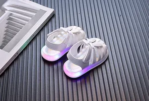 Detailansicht weißer LED-Sandalen für Kleinkinder mit süßem Schleifendesign.