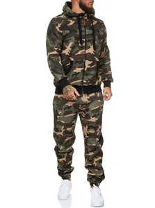 Detalle de chándal de camuflaje ajustado para hombre con sudadera con cremallera y jogger