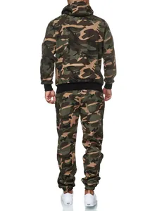Vista posterior completa de chándal de camuflaje para hombre con sudadera y pantalones