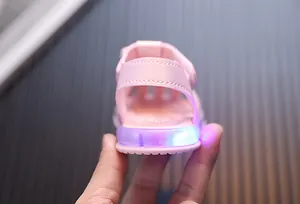 Rückansicht der rosa Kleinkindersandale mit hellen LED-Leuchtsohlen im Detail.