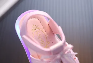 Detailansicht von rosa Baby-Mädchen-Sandalen mit LED-Licht und schöner Glitzerschleife
