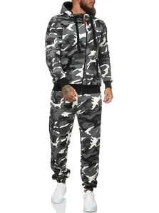 Detalle completo del chándal de forro polar de camuflaje para hombre con capucha