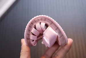 Detailansicht der flexiblen rosa Babysandale mit leuchtender Softsohle und Klett