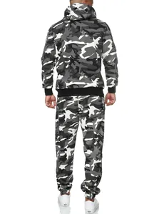 Vista trasera del chándal de camuflaje de corte entallado para hombre en gris y negro