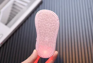 Nahaufnahme der rutschfesten weichen Gummisohle mit LED-Lichtfunktion bei Mädchen-Sandalen