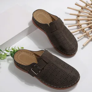 Vue détaillée des mules marron pour femmes avec boucle décorative et motifs perforés
