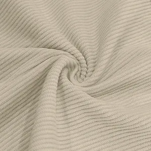 Primo piano della morbida trama a coste del tessuto in velluto a coste beige di qualità